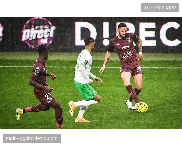 社区项目：多家法甲俱乐部联合发起“反球场暴力”宣传活动。